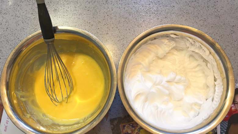 適合做生日蛋糕胚子的戚風蛋糕（八寸）,蛋黃糊、蛋清都準備好啦！~
預熱烤箱160℃/70min