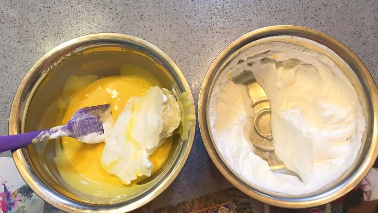 適合做生日蛋糕胚子的戚風蛋糕（八寸）,取1/3的蛋清入蛋黃糊盆內。
