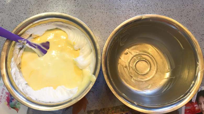 適合做生日蛋糕胚子的戚風蛋糕（八寸）,將剩餘的2/3蛋清倒入拌好的蛋黃糊中。