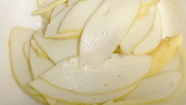 干贝培根炒菠菜面,切成薄片。