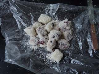 蔓越莓糯米小方,再撒下适量椰蓉，切成小方块