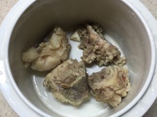 猴头菇虫草花猪骨汤,洗净放入炖锅。