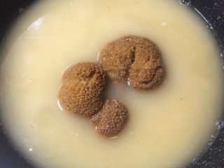 猴头菇虫草花猪骨汤,锅里倒入淘米水，煮至温热，放入猴头菇。