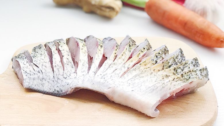 清蒸开屏鱼,如图所示在把鱼背切成1-2厘米厚的鱼片 注意不要切断鱼腹
