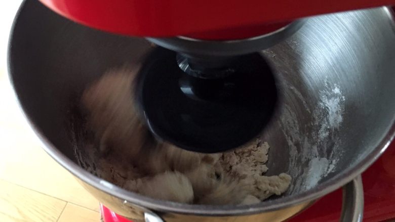 全麦吐司,启动厨师机搅拌 缓慢倒入发酵液