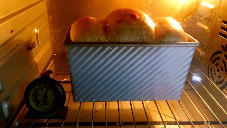 全麦吐司,烤箱预热至180度 时间60分钟