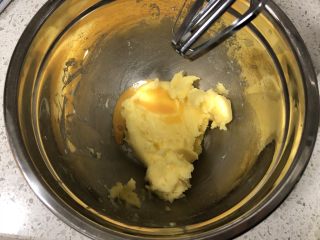 零失败|蔓越莓曲奇,然后先倒入一半的蛋液，用电动打蛋器低速搅打，搅打均匀至黄油和蛋液完全融合