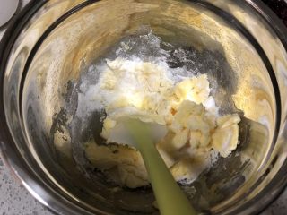 零失败|蔓越莓曲奇,倒入糖粉以后，用硅胶刮刀按压翻拌，让黄油吸收糖粉