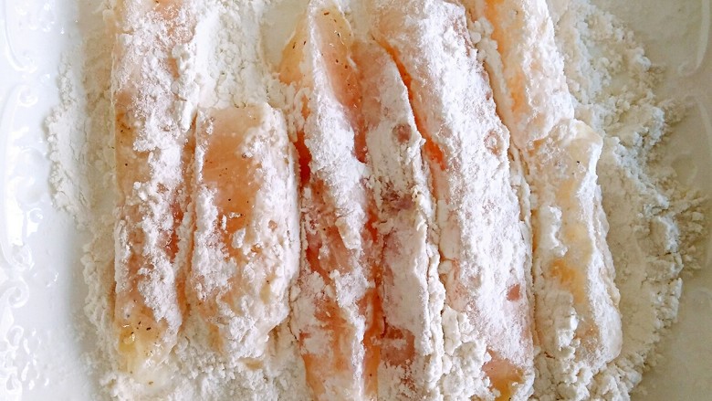 香酥龙利鱼柳,在腌制好的鱼柳外面薄薄的裹一层裹炸粉（或者生粉）。