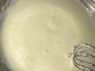 爆浆海盐奶酪奶盖蛋糕,然后来做奶酪酱～奶油奶酪加入白糖和盐，坐热水软化～软化后加入淡奶油，混匀后离开热水～