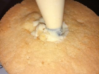 爆浆海盐奶酪奶盖蛋糕,将海盐奶酪奶盖酱装入带有小号圆形裱花嘴的裱花袋。轻轻的将酱挤入戚风蛋糕中间，蛋糕会慢慢鼓起来。然后将剩下的酱一圈一圈的挤在蛋糕表面上～再撒上杏仁片～筛上糖粉～