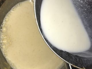 爆浆海盐奶酪奶盖蛋糕,牛奶加热至冒小泡，然后立即离火～慢慢倒入蛋黄糊里，一边倒，一边搅拌～搅拌均匀即可～