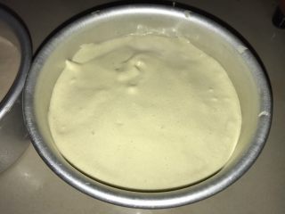 爆浆海盐奶酪奶盖蛋糕,蛋白霜分三次拌入蛋黄糊，注意不蛋白不要消泡。然后倒入模具。震几下。