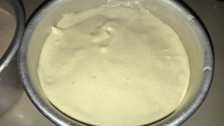爆浆海盐奶酪奶盖蛋糕,蛋白霜分三次拌入蛋黄糊，注意不蛋白不要消泡。然后倒入模具。震几下。