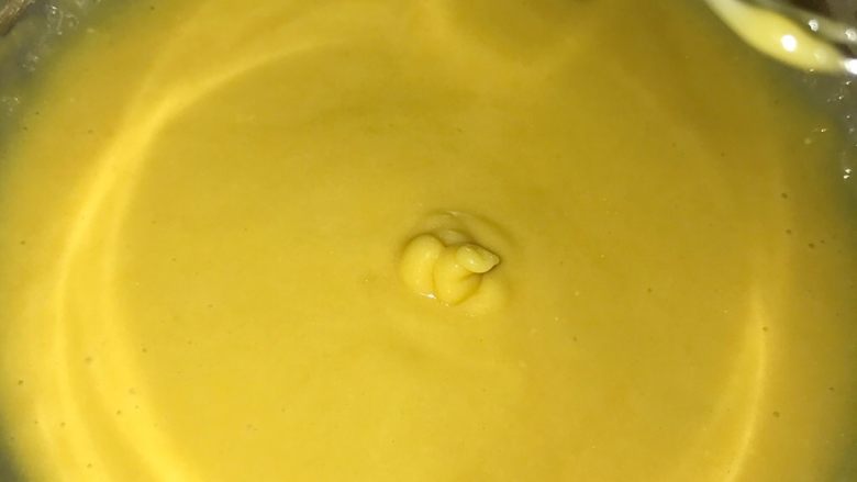 爆浆海盐奶酪奶盖蛋糕,画“z”字拌匀，备用。