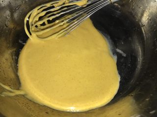爆浆海盐奶酪奶盖蛋糕,然后做卡仕达酱哦～蛋黄里加入白糖搅拌均匀，再筛入低粉拌匀，待用。