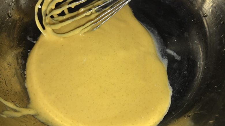 爆浆海盐奶酪奶盖蛋糕,然后做卡仕达酱哦～蛋黄里加入白糖搅拌均匀，再筛入低粉拌匀，待用。