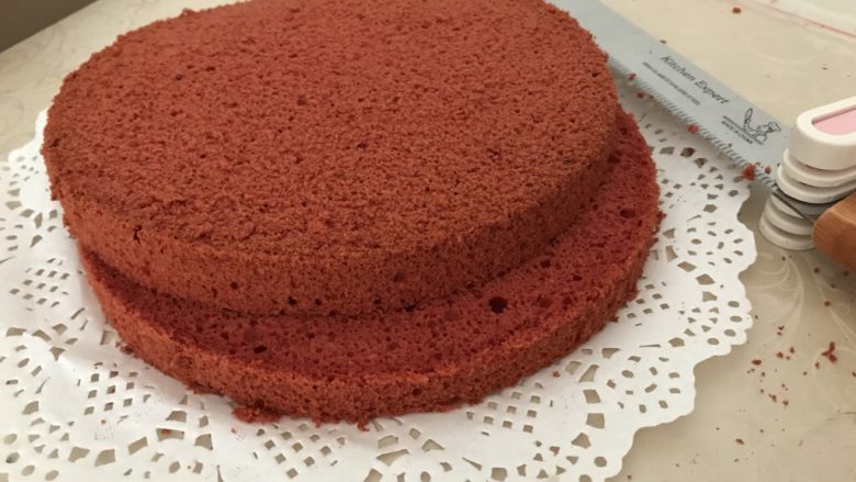 红丝绒夹层生日蛋糕
自做家庭健康简易版,脱模后，分层切割成3等份备用