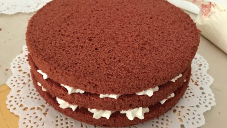 红丝绒夹层生日蛋糕
自做家庭健康简易版,直到第三个蛋糕饼盖上，然后最上面这层轻轻抹上一层薄薄的白奶油，这样装饰起来层次更清晰更好看些