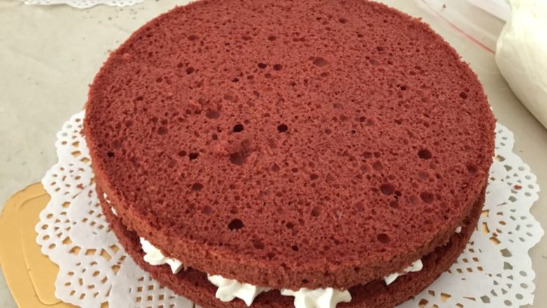 红丝绒夹层生日蛋糕
自做家庭健康简易版,盖上一层蛋糕饼，再裱花
