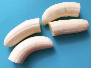 香蕉吐司卷,两根香蕉各切成两段