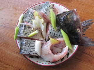 砂锅鱼炖豆腐,用少许葱、姜、料酒、盐、白胡椒粉颠匀腌制20分钟