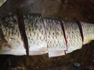 砂锅鱼炖豆腐,切成约三指宽的大段备用