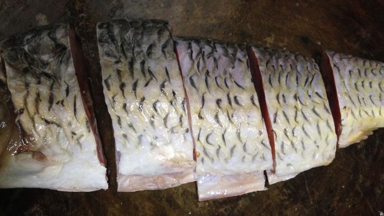 砂锅鱼炖豆腐,切成约三指宽的大段备用