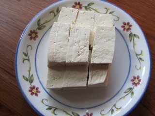 砂锅鱼炖豆腐,北豆腐切厚片