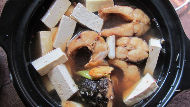 砂锅鱼炖豆腐,加入鱼块、豆腐、炒好的酱汁（不要多，和鱼块持平即可）、料酒、白糖加盖炖煮