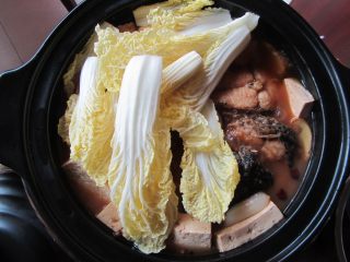 砂锅鱼炖豆腐,剩余时间10分钟时加入娃娃菜，尝一下味道，如果不咸可以加入适量盐，加盖炖煮至结束