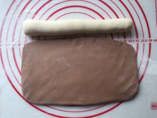 旺财包,可可面团擀成长方形大片，一边厚一边薄，白色面团搓长条，长度一样