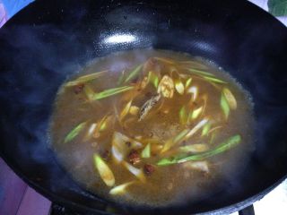 砂锅鱼炖豆腐,加入花椒、大料、干辣椒、开水稀释
