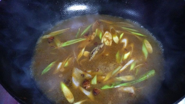 砂锅鱼炖豆腐,加入花椒、大料、干辣椒、开水稀释