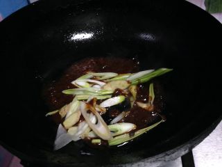 砂锅鱼炖豆腐,加入葱、姜炒出香味