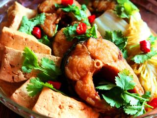 砂锅鱼炖豆腐,取出摆盘，点缀香菜和红椒即可