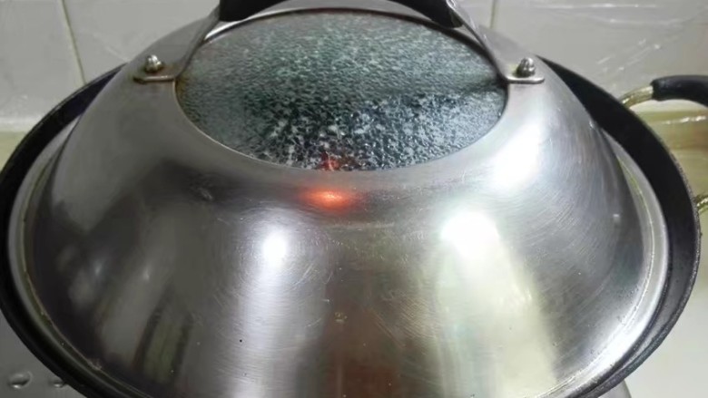 鲜鲜脆脆青葱炒篙瓜,放入适量热水盖上锅盖烧开中火焖两分钟