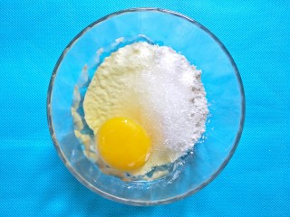 奶香燕麦饼,把鸡蛋倒入面粉里