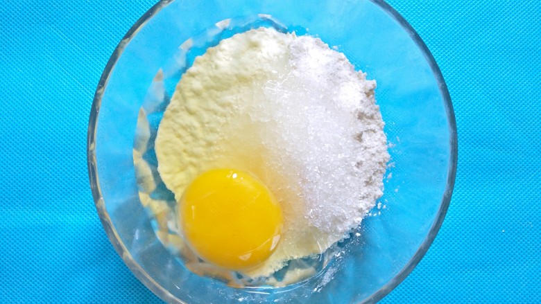 奶香燕麦饼,把鸡蛋倒入面粉里