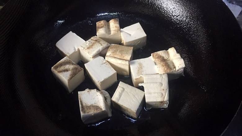 可乐烧豆腐,起油锅，小火，一块块下入豆腐；