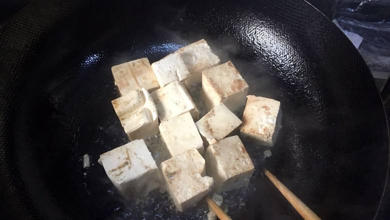 可乐烧豆腐,小火慢煎，翻身；