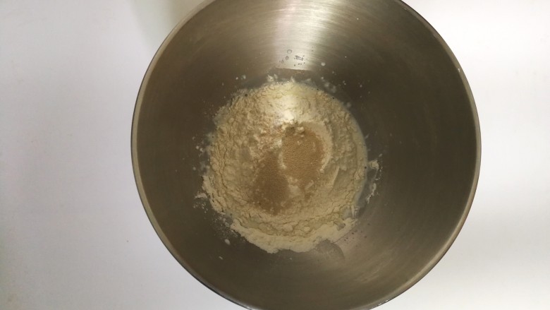 抹茶麻薯面包(一次发酵法),面包材料，除黄油以外放入和面盆里