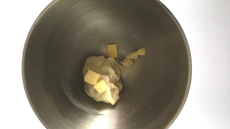 抹茶麻薯面包(一次发酵法),加入软化的无盐黄油继续和面至完全阶段