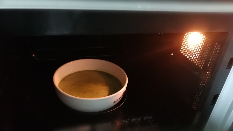 抹茶麻薯面包(一次发酵法),放入微波炉高火一分钟后取出搅拌，再高火一分钟再取出搅拌～～～