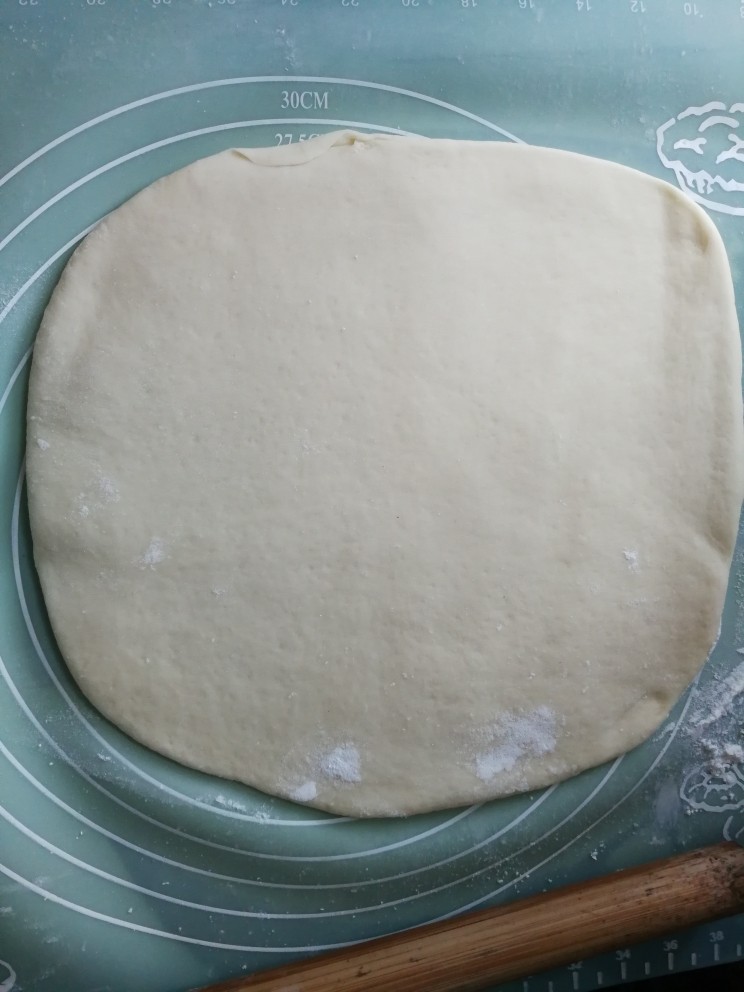 抹茶麻薯面包(一次发酵法),面团取出擀成方形大片