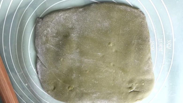 抹茶麻薯面包(一次发酵法),抹茶麻薯取出，用少许粉防粘，也擀成比面团小的方形