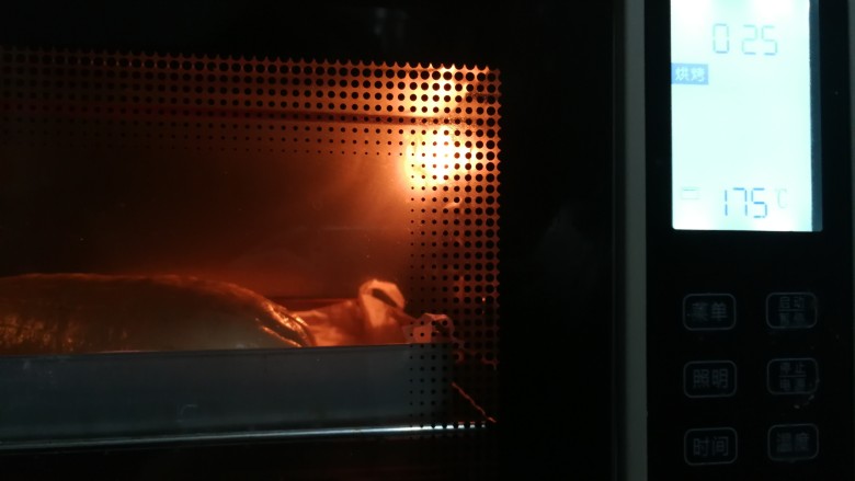 抹茶麻薯面包(一次发酵法),放入预热好的烤箱，175度，中层，25到30分钟