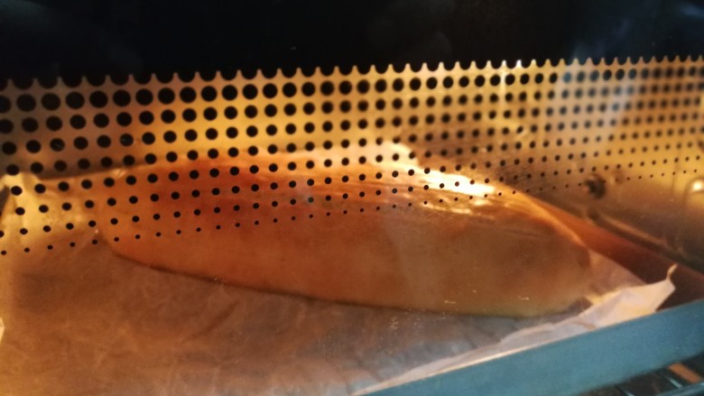 抹茶麻薯面包(一次发酵法),烘焙中的面包，最后几分钟要注意上色情况