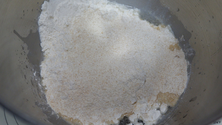 全麦椰片麻薯软欧面包,现在制作面团：
面团材料除黄油外，按照先液体最后面粉的顺序投入厨师机