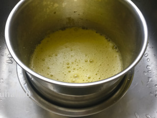 百香果旋涡蛋糕,用电动打蛋器打散，将盛蛋液的盆子坐在一盆60度左右的热水中，盆子底部不要接触到热水，这样便于打发全蛋